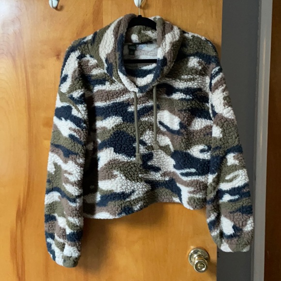 Camo cropped sweatshirt